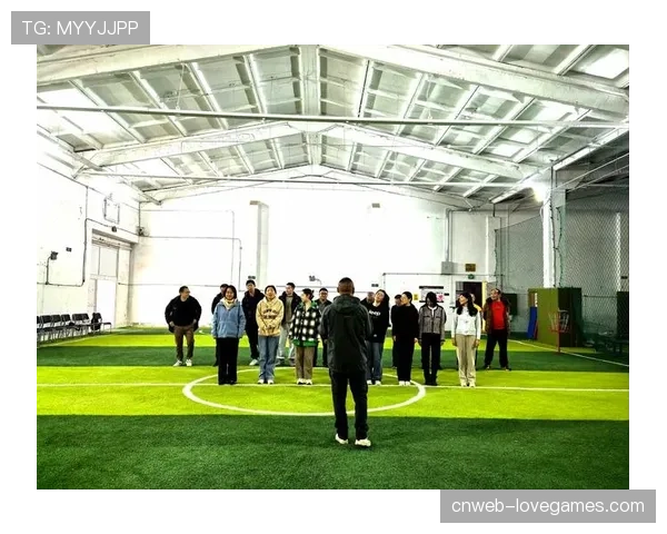 建设更多群众身边足球场地，城市复合空间、闲置厂房改建多种形式场地